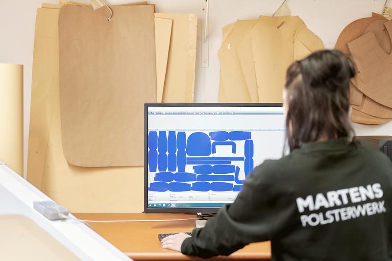 Employee creating a cutting pattern on screen