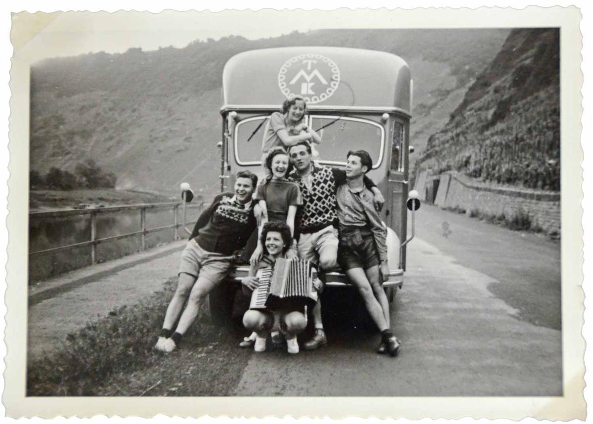 Historische bestelwagen met bedrijfslogo