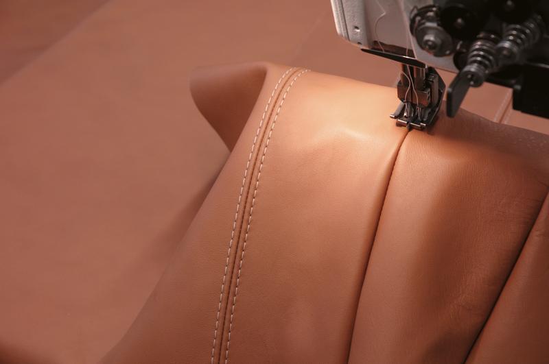 Double seam in cognac-coloured leather
