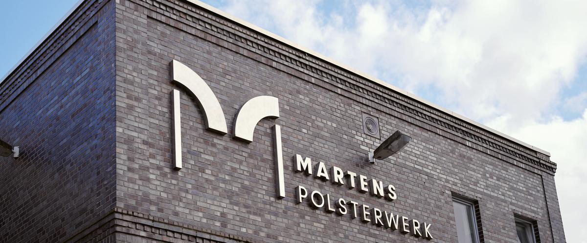 Klinkergevel van de fabriek met het opschrift Martens Polsterwerk