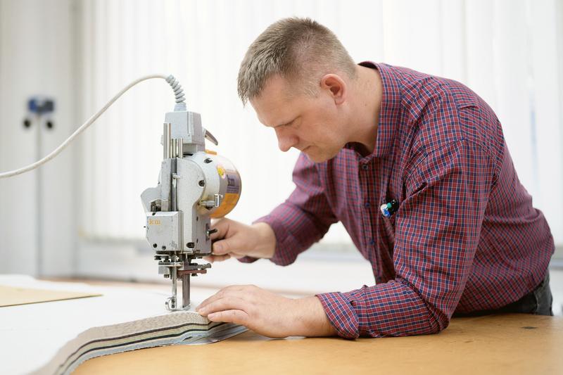Cutting with a rotary knife